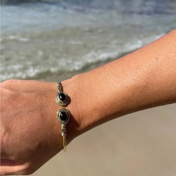 Adjustable Vintage Brass Bracelet with 2 real Onyx Cabochons - Picture 5 of 5